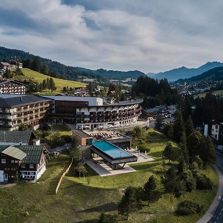 A-Rosa Ifen Hotel Kleinwalsertal Хиршегг Экстерьер фото Aerial view of the resort