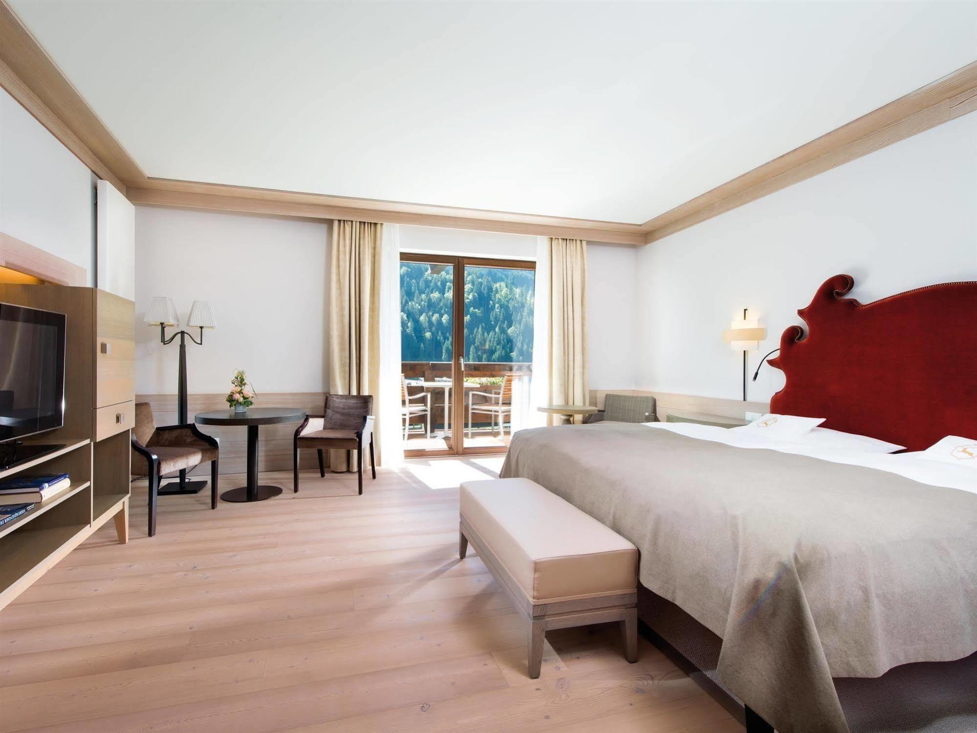 A-Rosa Ifen Hotel Kleinwalsertal Хиршегг Экстерьер фото A room at the Hotel Axelmannstein