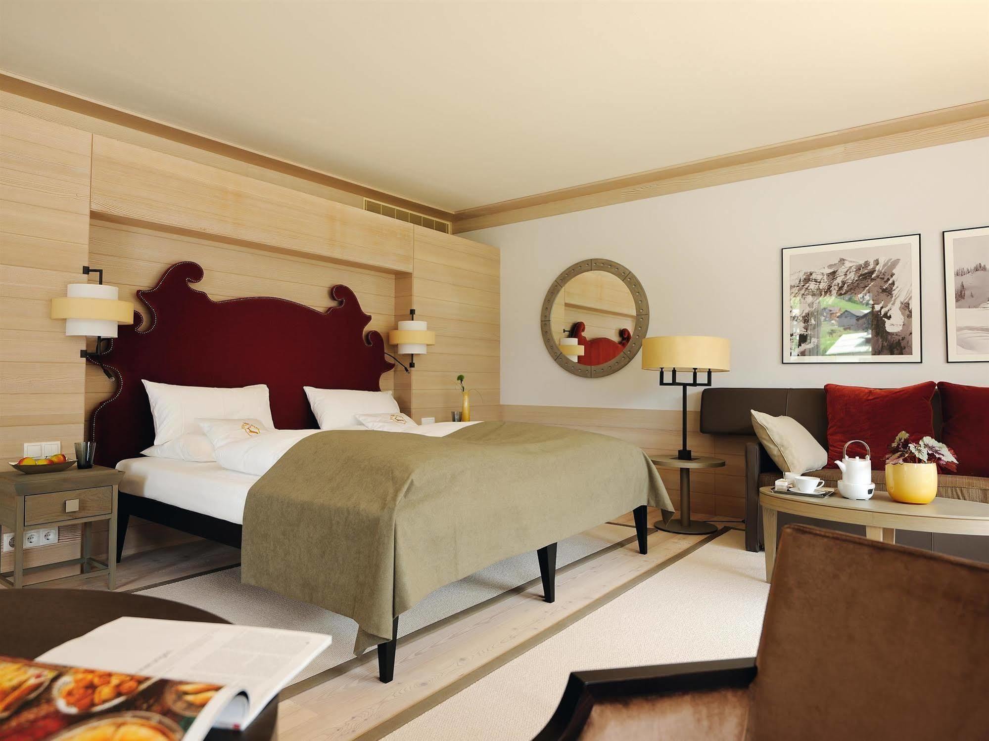 A-Rosa Ifen Hotel Kleinwalsertal Хиршегг Экстерьер фото A room at the Hotel de Crillon