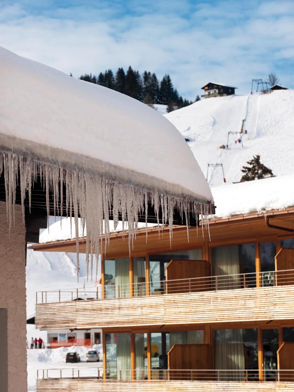A-Rosa Ifen Hotel Kleinwalsertal Хиршегг Экстерьер фото Icicles on a building